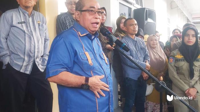 Walikota Adhan Dambea saat menerima aksi unjuk rasa di depan kantor walikota Gorontalo. Jumat, 20 juni 2025 (fhot:dok.ulanda)