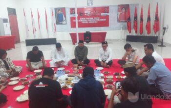 Sekretaris DPD Pdi Perjuangan saat melaksanakan Tahlilan doa bersama pada puncak peringatan haul bung karno di kantor dpd pdi perjuangan provinsi gorontalo, sabtu, 21 juni 2025 (fhoto:dokulanda)