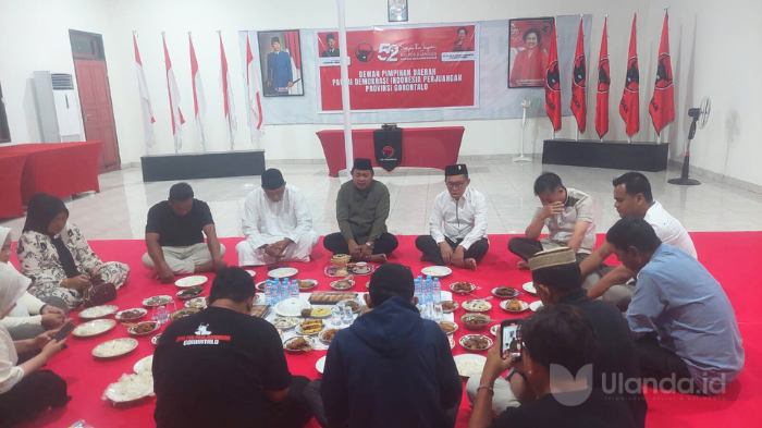 Sekretaris DPD Pdi Perjuangan saat melaksanakan Tahlilan doa bersama pada puncak peringatan haul bung karno di kantor dpd pdi perjuangan provinsi gorontalo, sabtu, 21 juni 2025 (fhoto:dokulanda)