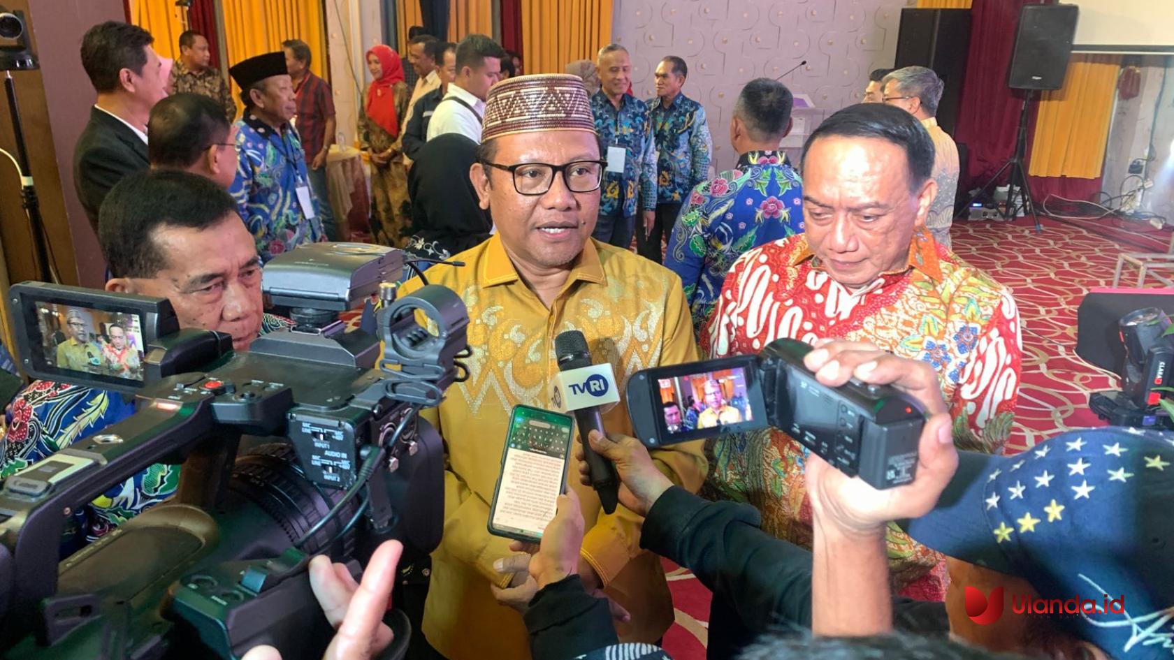 Sekretaris Daerah Provinsi Gorontalo, Sofian Ibrahim yang didampingi Ketua Umum KTNA Ir. H. Mohammad Yadi Sofyan Noor dan kepala dinas pertanian provinsi gorontalo Muljady Mario