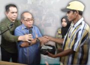 Walikota Adhan Dambea saat menyerahkan sebagian upah pekerja mie gacoan