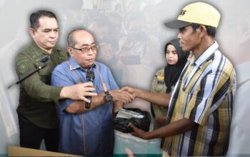 Walikota Adhan Dambea saat menyerahkan sebagian upah pekerja mie gacoan