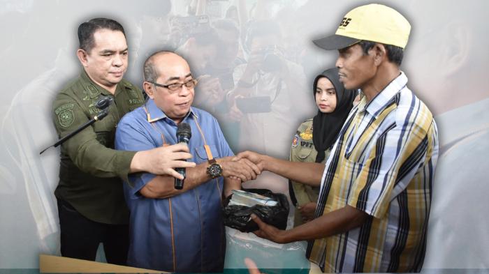 Walikota Adhan Dambea saat menyerahkan sebagian upah pekerja mie gacoan