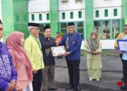 Penghargaan diserahkan langsung oleh Kepala Kantor Wilayah Kemenag Provinsi Gorontalo, Dr. H. M. Muflih BF, M.M