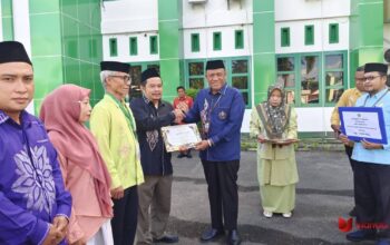 Penghargaan diserahkan langsung oleh Kepala Kantor Wilayah Kemenag Provinsi Gorontalo, Dr. H. M. Muflih BF, M.M