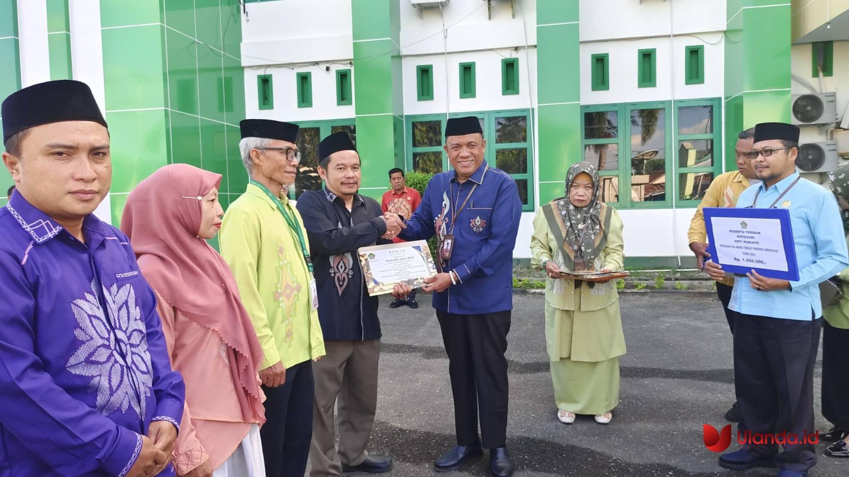 Penghargaan diserahkan langsung oleh Kepala Kantor Wilayah Kemenag Provinsi Gorontalo, Dr. H. M. Muflih BF, M.M