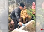 Mentri Desa Yandri Susanto saat melakukan ziarah dimakam pamannya di Kelurahan Hunggaluwa kecamatan limboto, selasa, 27 juni 2025