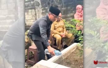 Mentri Desa Yandri Susanto saat melakukan ziarah dimakam pamannya di Kelurahan Hunggaluwa kecamatan limboto, selasa, 27 juni 2025