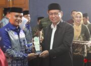 Anggota Komisi IV DPRD Provinsi Gorontalo Manaf A. Hamzah saat menyerahkan hadiah kepada salah satu peserta