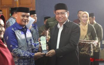 Anggota Komisi IV DPRD Provinsi Gorontalo Manaf A. Hamzah saat menyerahkan hadiah kepada salah satu peserta