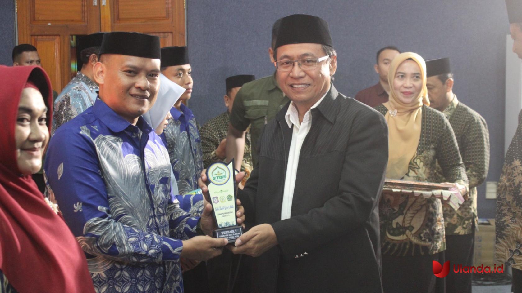 Anggota Komisi IV DPRD Provinsi Gorontalo Manaf A. Hamzah saat menyerahkan hadiah kepada salah satu peserta