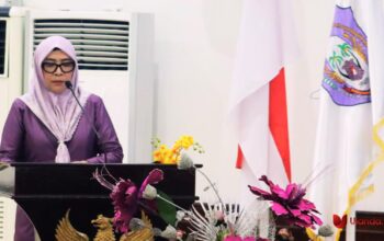 Juru bicara fraksi PPP dr. Sri Darsianti Tuna saat menyampaikan pandangan fraksi pada paripurna dprd ke - 26. (fhoto : dok. humas)