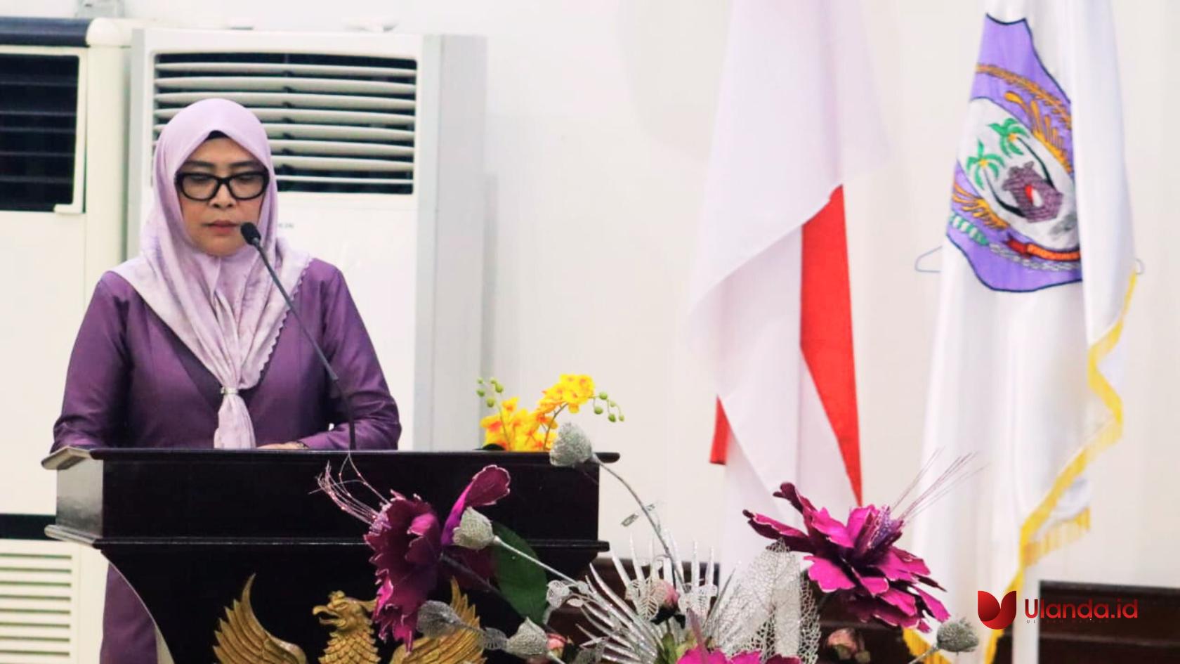 Juru bicara fraksi PPP dr. Sri Darsianti Tuna saat menyampaikan pandangan fraksi pada paripurna dprd ke - 26. (fhoto : dok. humas)