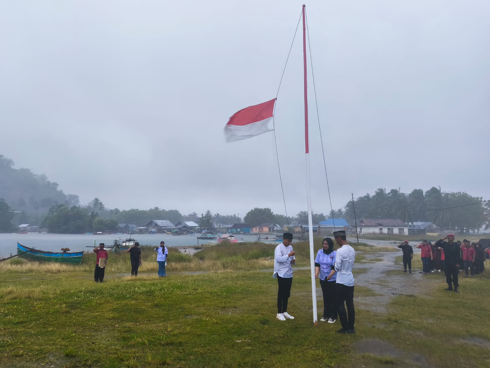 Proses pengibaran bendera merah putih pada upacara Hari lahir Pancasila oleh PDI perjuangan kecamatan Dulupi ditengah badai dan cuaca extrim