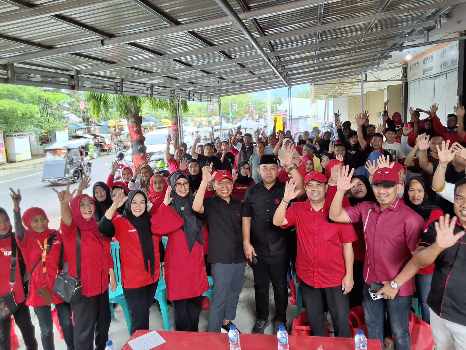 bakti sosial pdi perjuangan kota gorontalo dalam peringatan bulan bung karno, sabtu 21 juni 20205 (fhoto:dok.humas partai)