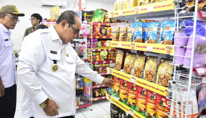 Adhan Dambea Sidak Produk UMKM Lokal Di Gerai Ritel