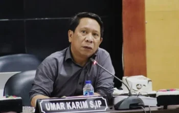 ketua pansus sawit dprd provinsi gorontalo Umar Karim saat memimpin rapat pembahasan sawit, senin 2 juni 2025.