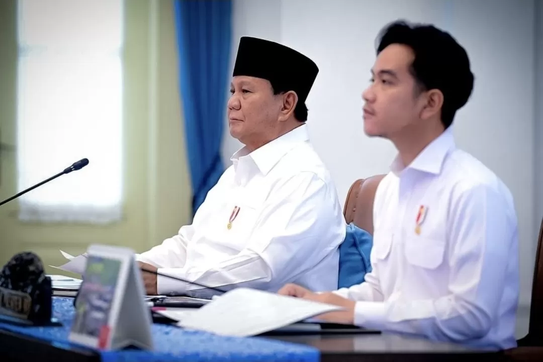 Wakil Presiden RI Gibran Rakabuming Raka mendapampingi Presiden Prabowo Subianto, saat sidang perdana kabinet. (Foto: instagram)