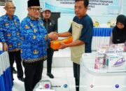 Wakil walikota Indra Gobel saat menyerahkan bantuan pengembangan UMKM di kota gorontalo. (fhoto.dok.humas)