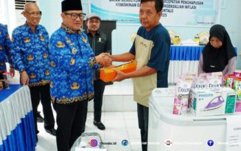 Wakil walikota Indra Gobel saat menyerahkan bantuan pengembangan UMKM di kota gorontalo. (fhoto.dok.humas)