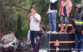 mikson yapanto saat memberikan pernyataan sikap dihadapan masa aksi AMPERA penambang rakyat bone bolango (fhoto:dok.humas)