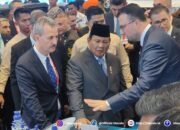 Presiden Prabowo Subianto saat melihat berbagai produk industri pertahanan asal Turki, didampingi Sekretariat Industri Pertahanan Turki (Savunma Sanayii Baskanligi/SSB) Haluk Gorgun di Indo Defence 2024, JI Expo Kemayoran, Jakarta Pusat, Rabu (11/6/2025).(KOMPAS.com/NICHOLAS RYAN ADITYA)