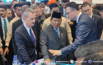 Presiden Prabowo Subianto saat melihat berbagai produk industri pertahanan asal Turki, didampingi Sekretariat Industri Pertahanan Turki (Savunma Sanayii Baskanligi/SSB) Haluk Gorgun di Indo Defence 2024, JI Expo Kemayoran, Jakarta Pusat, Rabu (11/6/2025).(KOMPAS.com/NICHOLAS RYAN ADITYA)