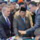Presiden Prabowo Subianto saat melihat berbagai produk industri pertahanan asal Turki, didampingi Sekretariat Industri Pertahanan Turki (Savunma Sanayii Baskanligi/SSB) Haluk Gorgun di Indo Defence 2024, JI Expo Kemayoran, Jakarta Pusat, Rabu (11/6/2025).(KOMPAS.com/NICHOLAS RYAN ADITYA)