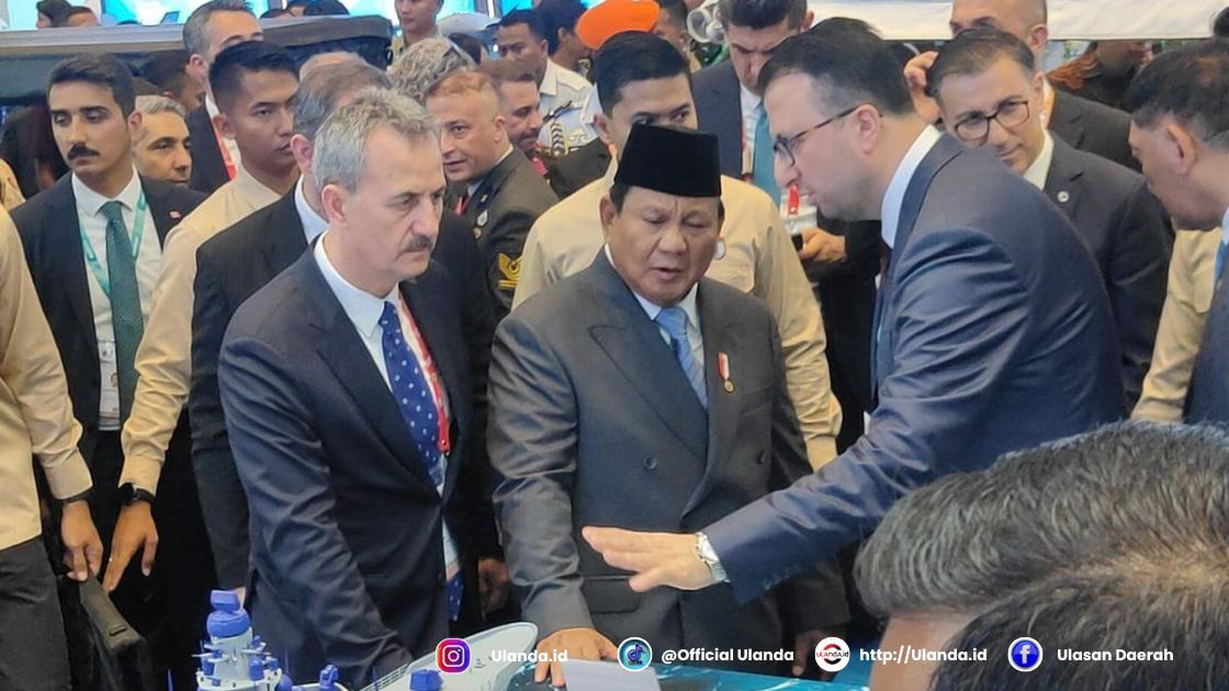 Presiden Prabowo Subianto saat melihat berbagai produk industri pertahanan asal Turki, didampingi Sekretariat Industri Pertahanan Turki (Savunma Sanayii Baskanligi/SSB) Haluk Gorgun di Indo Defence 2024, JI Expo Kemayoran, Jakarta Pusat, Rabu (11/6/2025).(KOMPAS.com/NICHOLAS RYAN ADITYA)