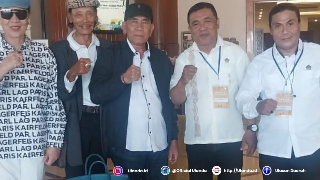 tengah : Ketua Umum Kontak Tani Nelayan Andalan (KTNA) Pusat, Ir. H. Mohammad Yadi Sofyan Noor, SH