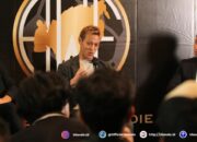 Keisuke Honda (tengah)