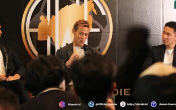 Keisuke Honda (tengah)