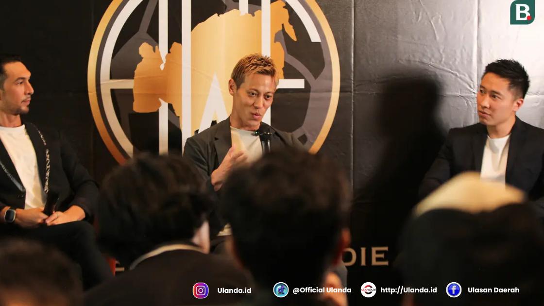 Keisuke Honda (tengah)