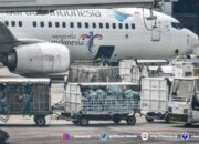 Proses memasukan envirotainer maskapai Garuda Indonesia di Terminal 3 Ultimate, Bandara Soekarno Hatta, Tangerang, Banten, 4 Mei 2025. Tempo/Tony Hartawan