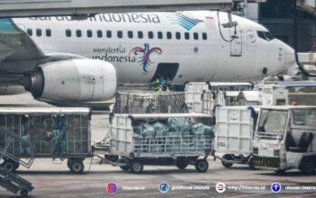 Proses memasukan envirotainer maskapai Garuda Indonesia di Terminal 3 Ultimate, Bandara Soekarno Hatta, Tangerang, Banten, 4 Mei 2025. Tempo/Tony Hartawan