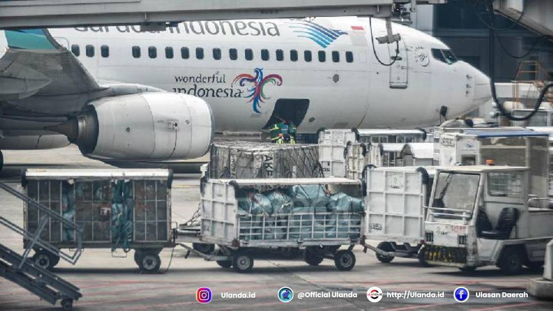 Proses memasukan envirotainer maskapai Garuda Indonesia di Terminal 3 Ultimate, Bandara Soekarno Hatta, Tangerang, Banten, 4 Mei 2025. Tempo/Tony Hartawan
