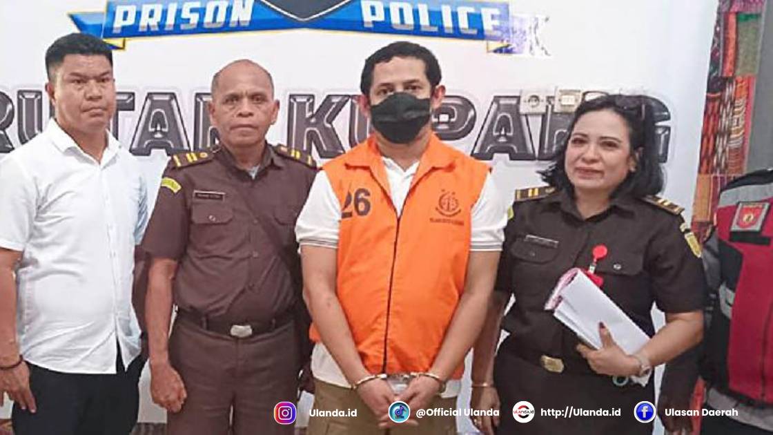 Kepolisian Daerah Nusa Tenggara Timur (Polda NTT) menyerahkan tersangka pencabulan anak di bawah umur, Ajun Komisaris Besar Polisi (AKBP) Fajar Widyadharma Lukman Sukmaatmaja, kepada Kejaksaan Negeri, Kota Kupang, 10 Juni 2025. Dok. Kejari Kota Kupang