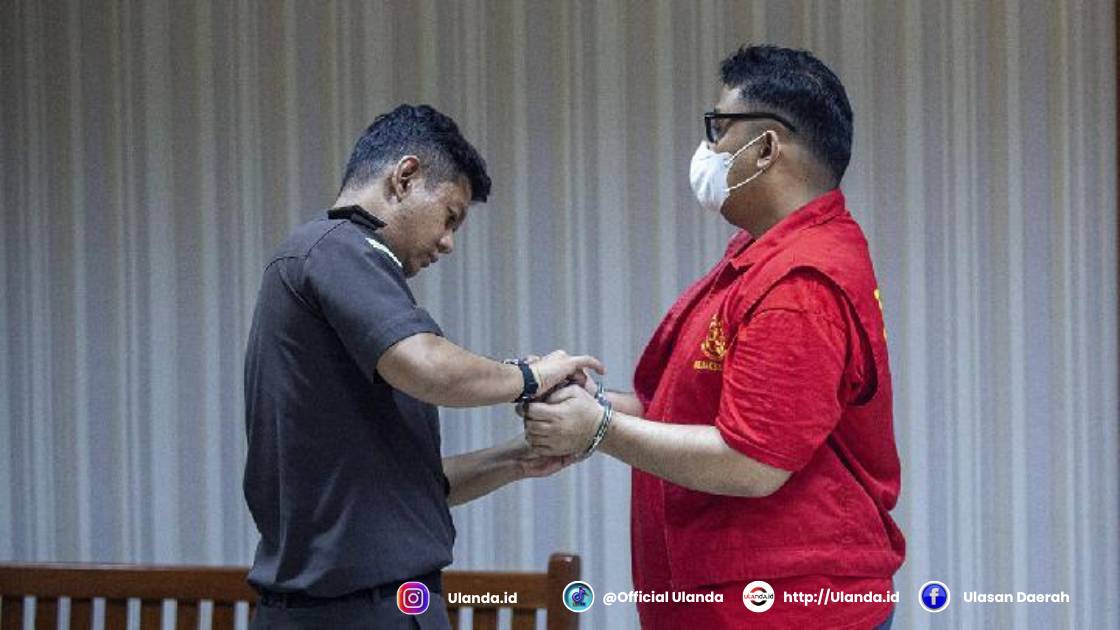 Terdakwa kasus narkoba Kompol Satria Nanda mantan Kasat Narkoba Polresta Barelang saat akan menjalani sidang dengan agenda pembacaan vonis di Pengadilan Negeri (PN) Batam, Kepulauan Riau, 4 Juni 2025. Antara/Teguh Prihatna
