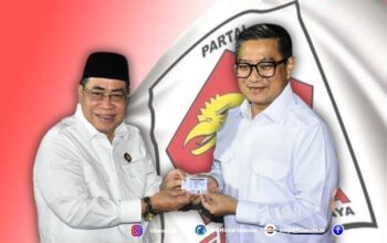 Ketua Dewan Pembina Gerindra Gorontalo, Hi. Adhan Dambea serahkan Kartu tanda anggota (KTA) kepada Indra Gobel