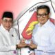 Ketua Dewan Pembina Gerindra Gorontalo, Hi. Adhan Dambea serahkan Kartu tanda anggota (KTA) kepada Indra Gobel