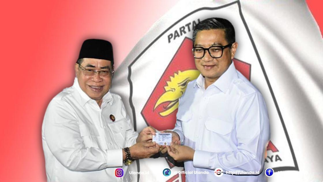 Ketua Dewan Pembina Gerindra Gorontalo, Hi. Adhan Dambea serahkan Kartu tanda anggota (KTA) kepada Indra Gobel