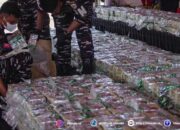 Penataan barang bukti kejahatan kasus penyelundupan sabu-sabu saat pengungkapan kasus di Pelabuhan Bea Cukai Batam, Kepulauan Riau, 26 Mei 2025. Antara/Teguh Prihatna