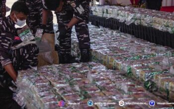 Penataan barang bukti kejahatan kasus penyelundupan sabu-sabu saat pengungkapan kasus di Pelabuhan Bea Cukai Batam, Kepulauan Riau, 26 Mei 2025. Antara/Teguh Prihatna