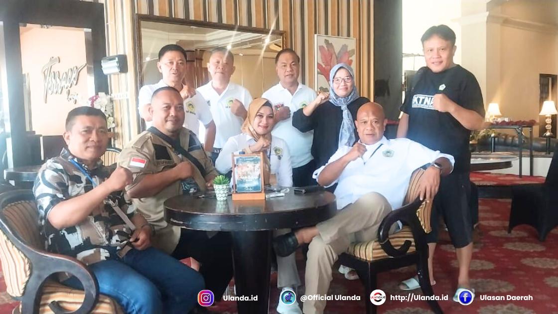 Ketua KTNA Provinsi Hi. Arjun Mongulaingo (duduk dari kanan) saat bersama pengurus KTNA gorontalo