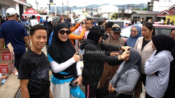dr. Sri Darsianti Tuna Anggota dprd Provinsi Gorontalo (kedua daeri kiri) saat hadir pada kegiatan edukasi kesehatan mata bertema "Age Macular Degeneration (AMD) dan Risiko Paparan Sinar UV". kota gorontalo, minggu 22 juni 2025/fhoto:dok.ulanda