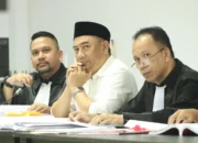 Hamim Pou (tengah) mantan Bupati Bone Bolango, Gorontalo saat hadir di persidangan perkara dugaan pemotongan bansos. (Foto: Istimewa).