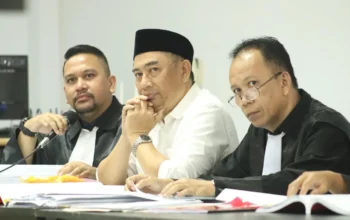 Hamim Pou (tengah) mantan Bupati Bone Bolango, Gorontalo saat hadir di persidangan perkara dugaan pemotongan bansos. (Foto: Istimewa).