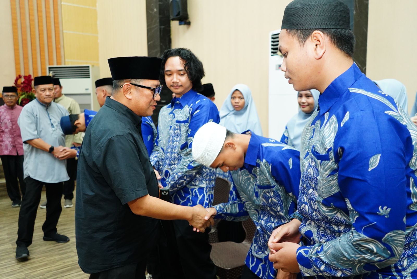 Wakil Wali Kota Gorontalo, Indra Gobel, melepas kafilah STQH 2025 (fhoto:humas)