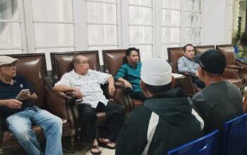 walikota saat bersama para pekerja proyek me gacoan di kota goerontalo