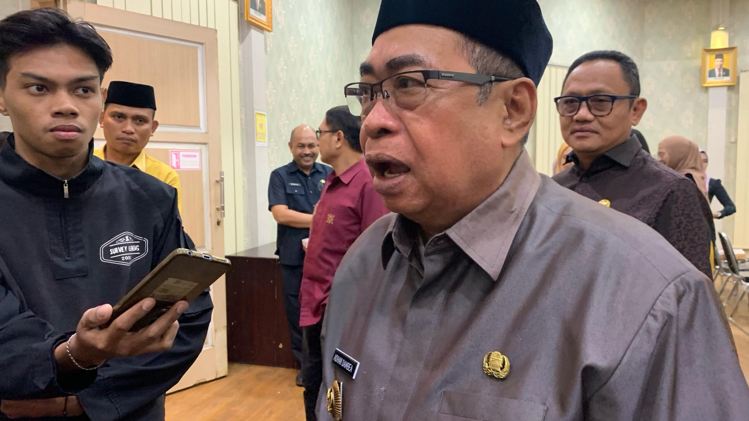 walikota adhan dambea kritik gubernur soal penyaluran bantuan tanpa koordinasi